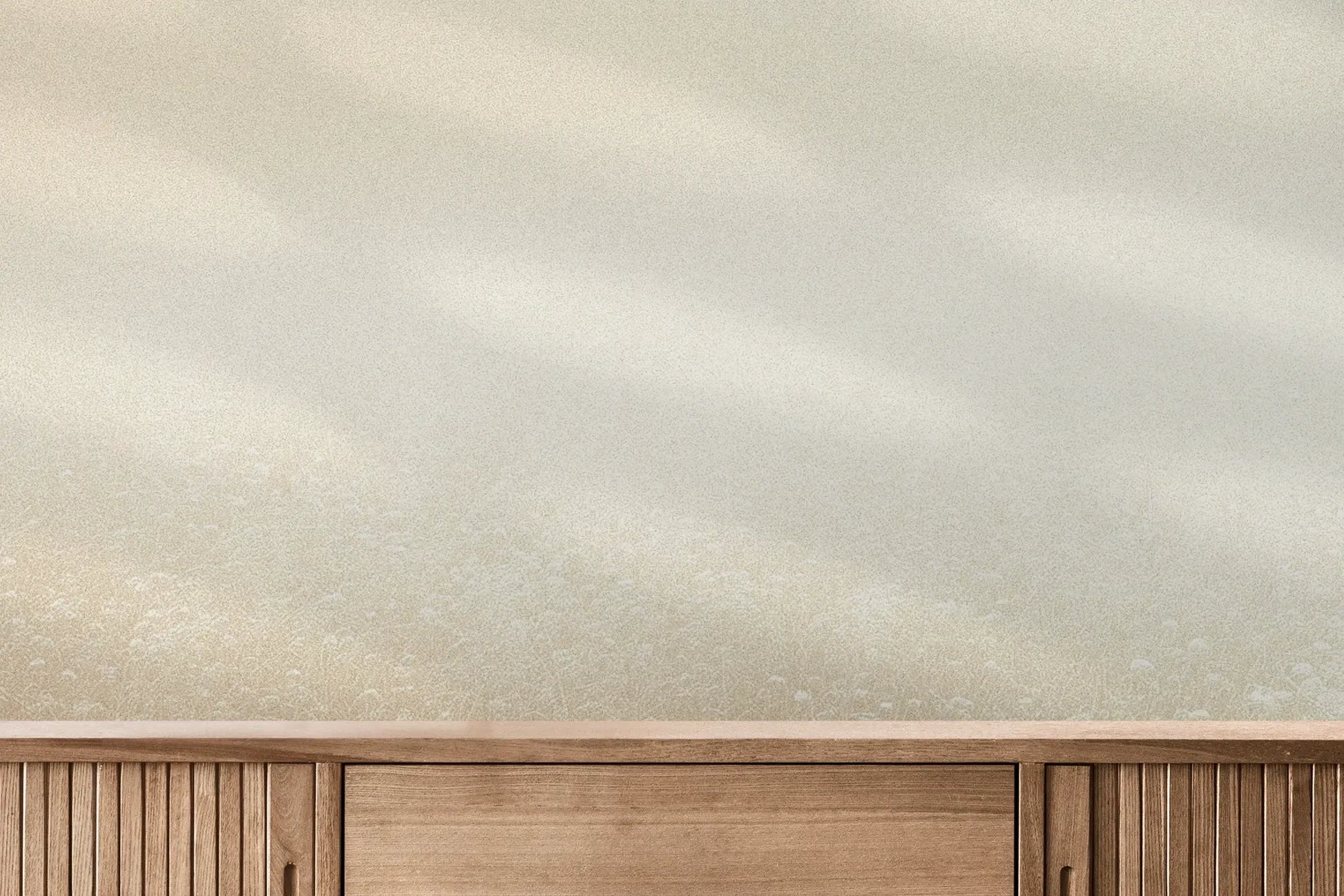 Fototapeta GOLDEN MIST - tapeta z delikatną mglistą abstrakcją pokazana w aranżacji wnętrza z akcentem na ścianie.