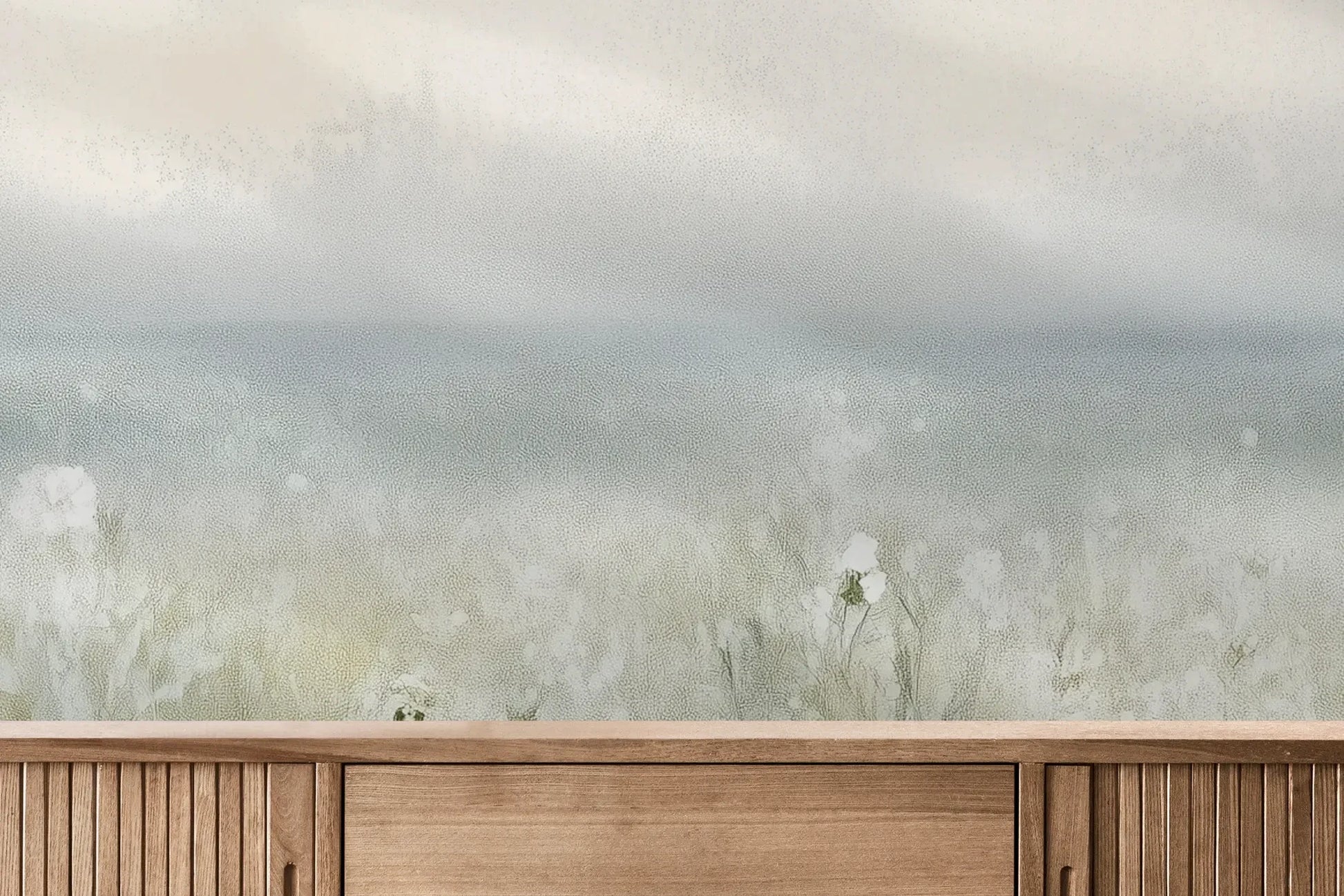 Fototapeta PORCELAIN WILDSCAPE - tapeta z delikatną łąką w porannej mgle pokazana w aranżacji wnętrza z akcentem na ścianie.