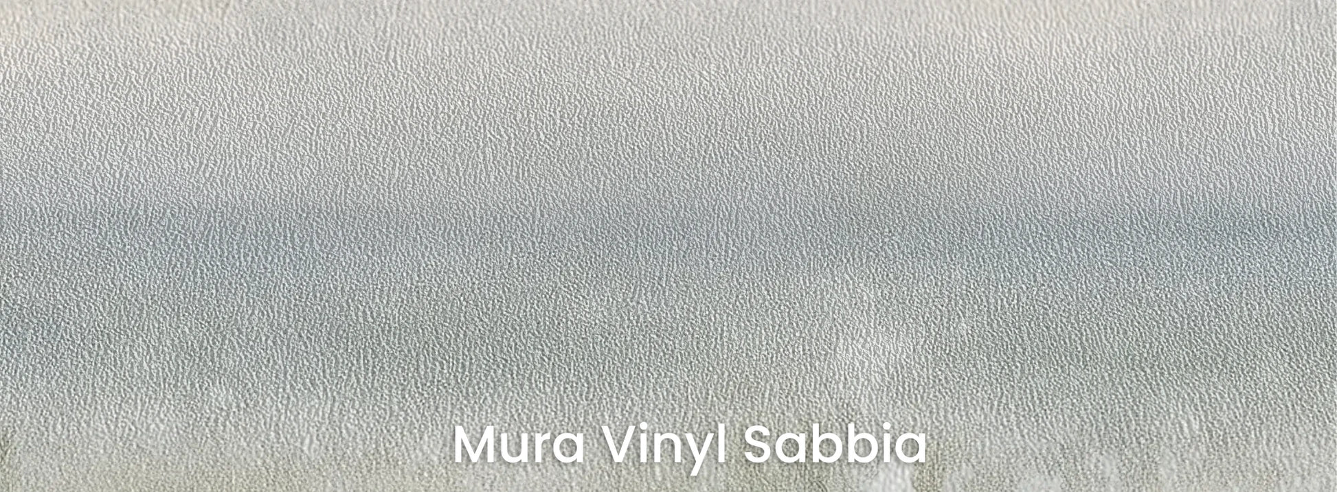 Zbliżenie na fototapetę PORCELAIN WILDSCAPE - tapeta z delikatną łąką w porannej mgle na podłożu o strukturze ziarna piasku.