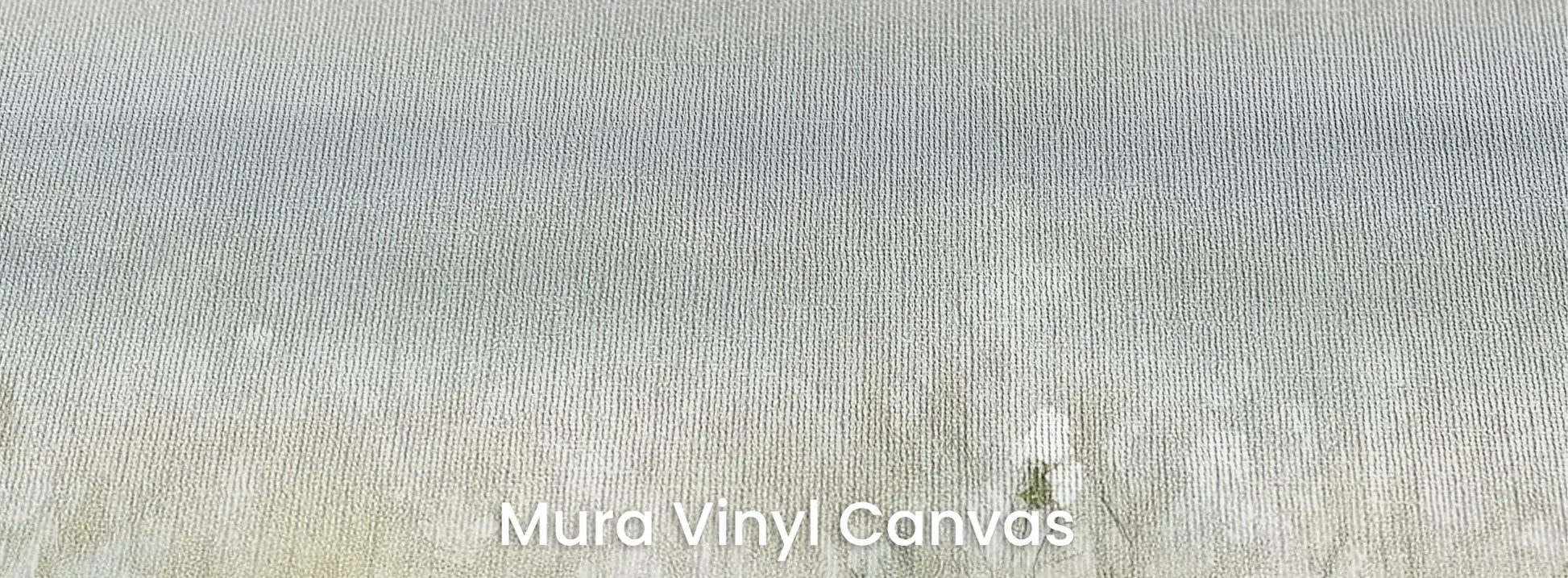 Zbliżenie na fototapetę PORCELAIN WILDSCAPE - tapeta z delikatną łąką w porannej mgle na podłożu o fakturze płótna.