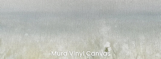 Zbliżenie na fototapetę PORCELAIN WILDSCAPE - tapeta z delikatną łąką w porannej mgle na podłożu o fakturze płótna.