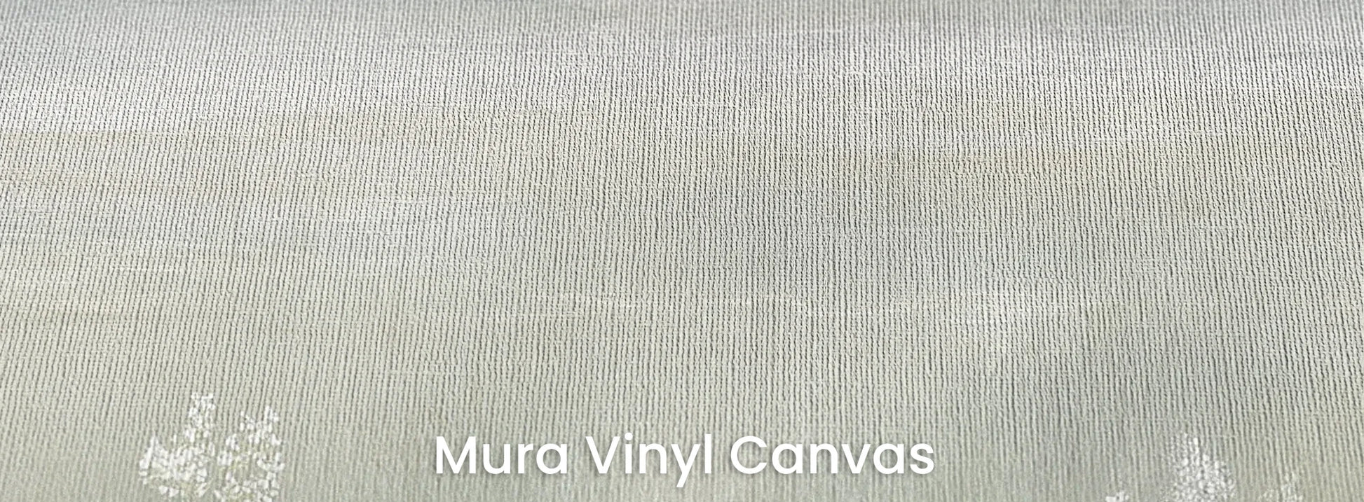 Zbliżenie na fototapetę MISTY BLOOM FIELDS - tapeta z mglistą łąką i dzikimi kwiatami na podłożu o fakturze płótna.