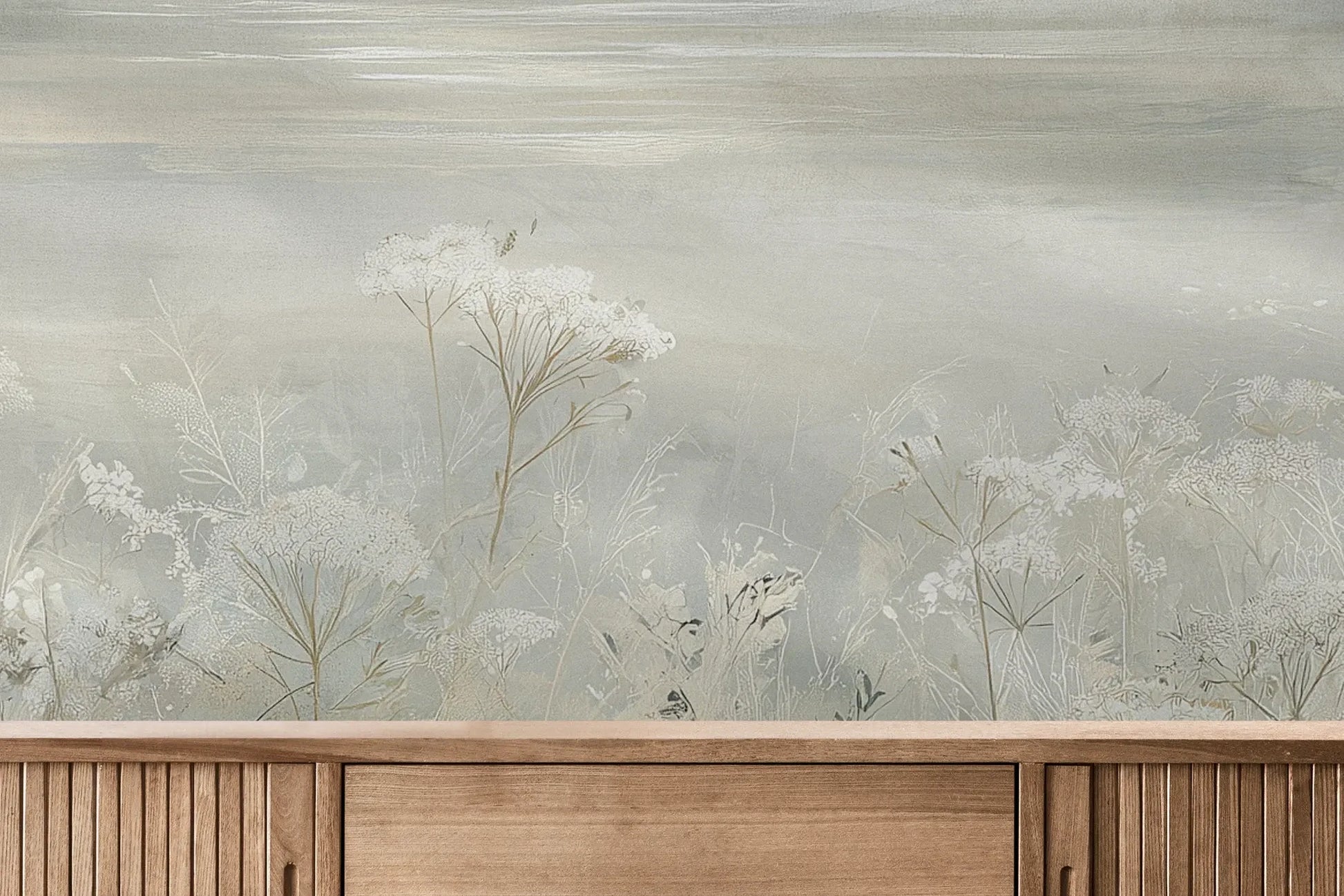 Fototapeta VEILED GRASSLANDS - tapeta z mglistą łąką w bieli pokazana w aranżacji wnętrza z akcentem na ścianie.