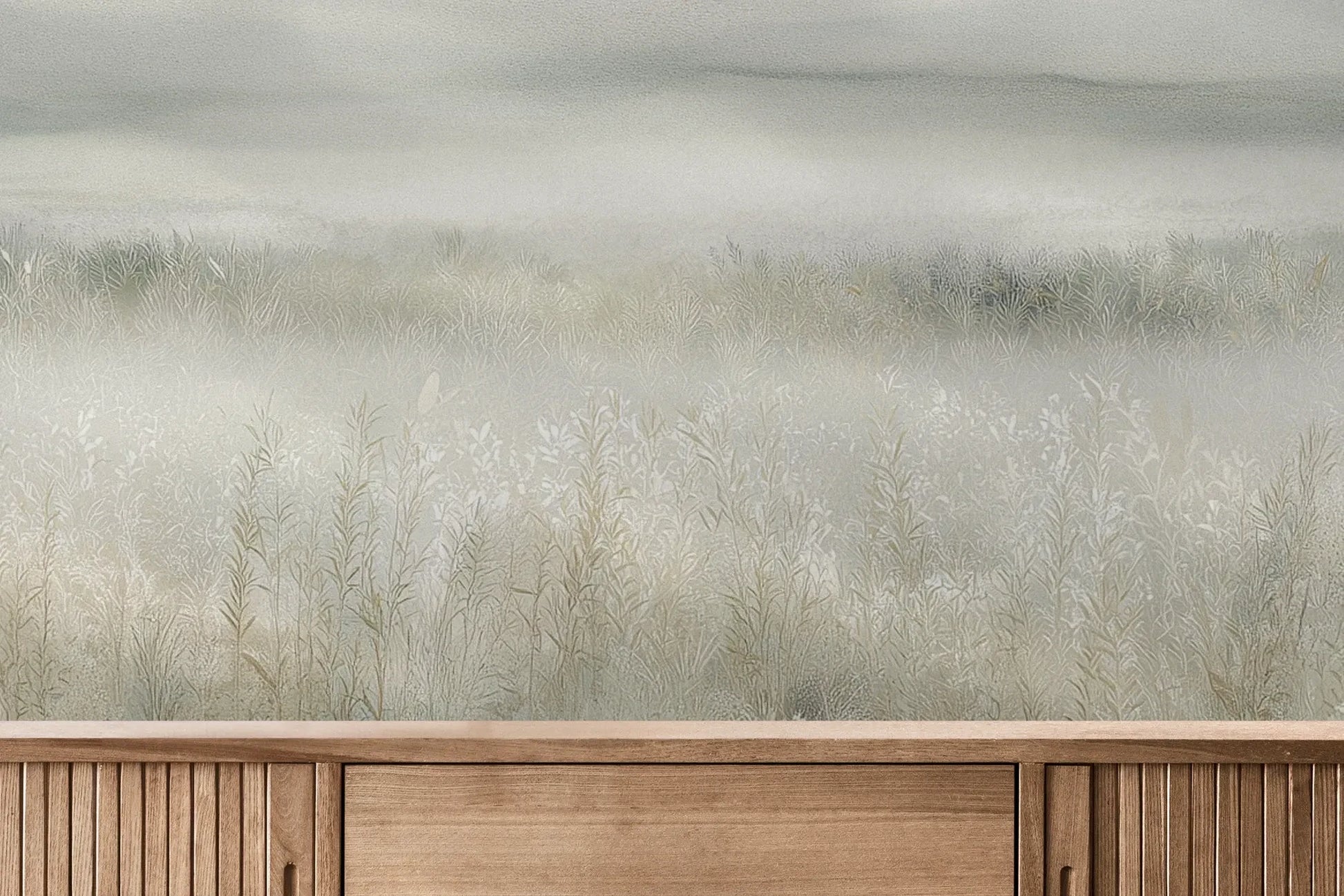 Fototapeta WHISPERED MEADOW - tapeta z mglistą łąką i kwiatami pokazana w aranżacji wnętrza z akcentem na ścianie.