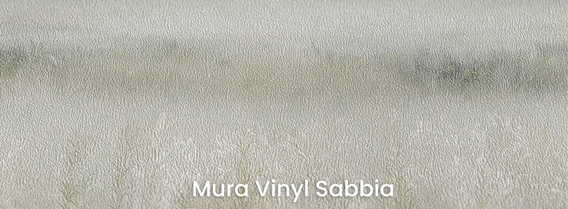 Zbliżenie na fototapetę WHISPERED MEADOW - tapeta z mglistą łąką i kwiatami na podłożu o strukturze ziarna piasku.