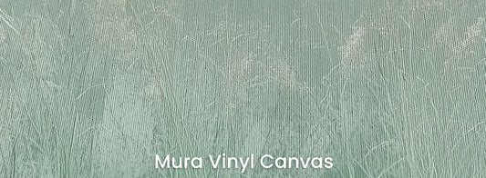 Zbliżenie na fototapetę JADE BUTTERFLY - tapeta z motylami w seledynowej mgle na podłożu o fakturze płótna.