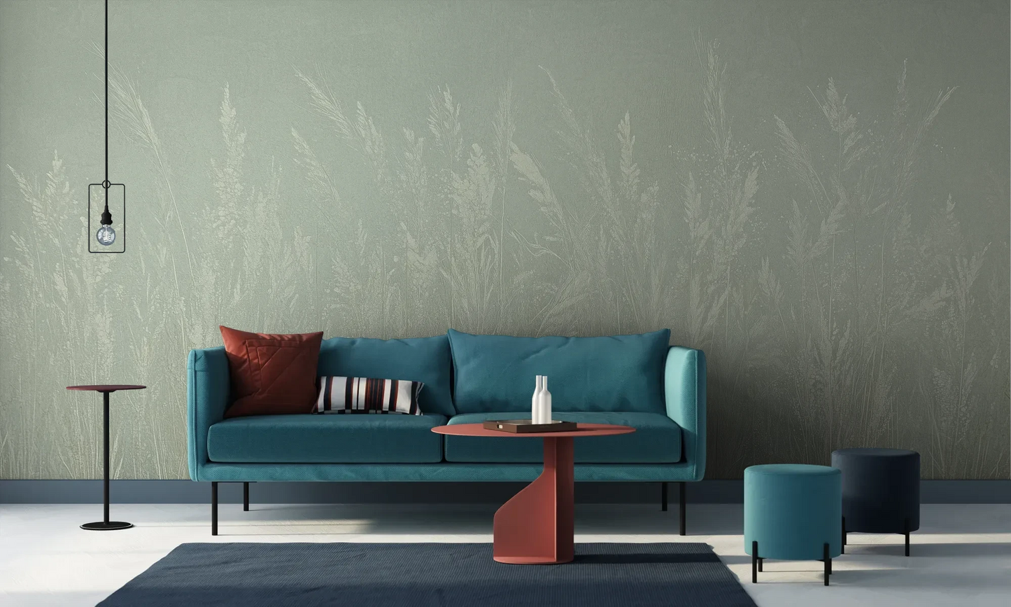 Wzór fototapety MEADOW REVERIE - tapeta z delikatnym wzorem traw na seledynowym tle pokazanej w aranżacji salonu.