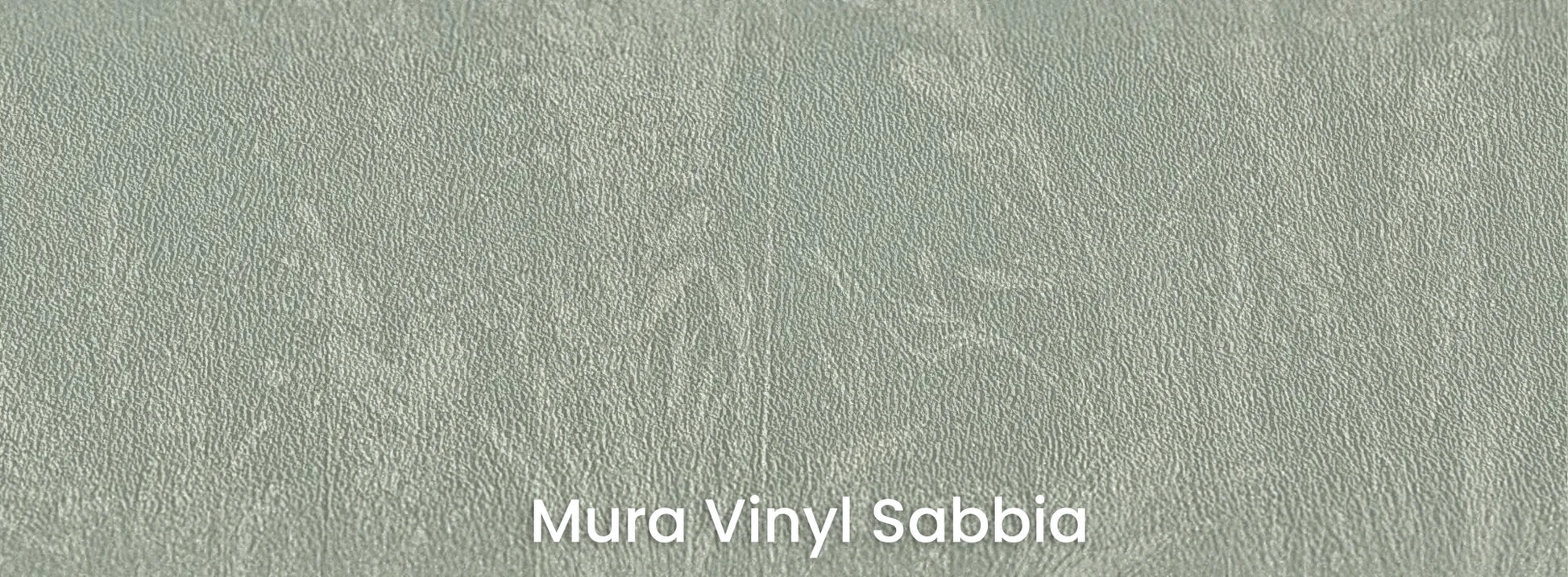 Zbliżenie na fototapetę MEADOW REVERIE - tapeta z delikatnym wzorem traw na seledynowym tle na podłożu o strukturze ziarna piasku.