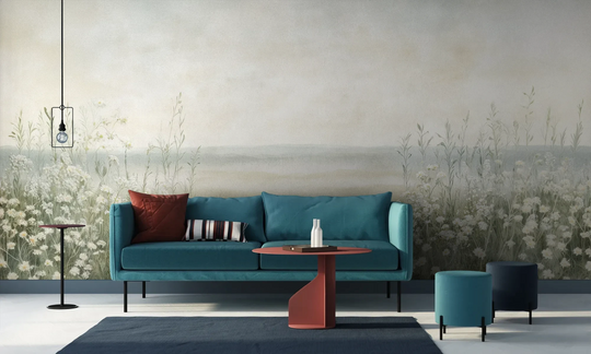 Wzór fototapety DAWN'S EMBRACE - tapeta z mglistą łąką i kwiatami pokazanej w aranżacji salonu.