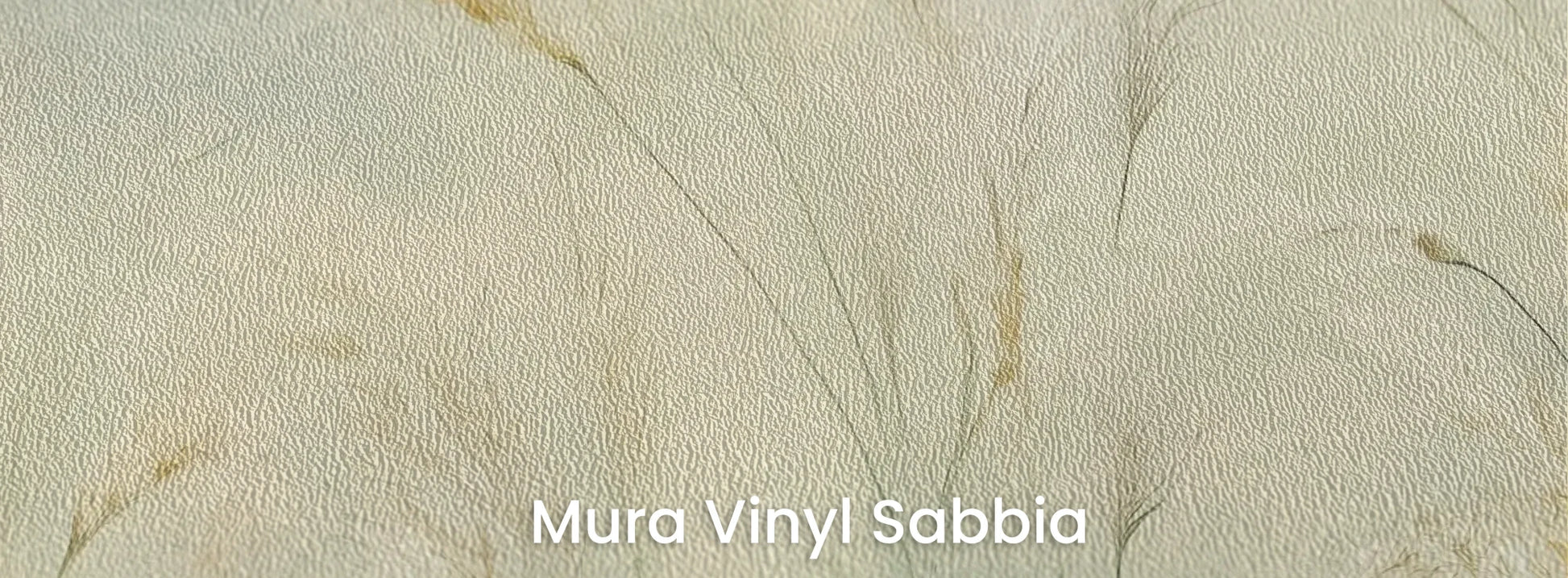 Zbliżenie na fototapetę EMERALD WALTZ - tapeta z mglistymi trawami w odcieniach zieleni na podłożu o strukturze ziarna piasku.