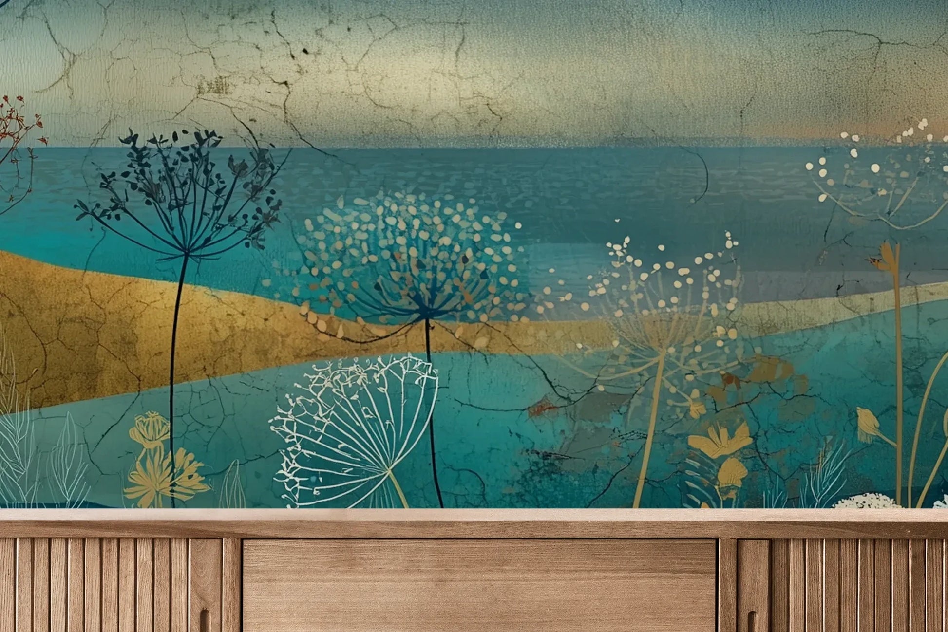 Fototapeta AMBER WILDSCAPE - tapeta z łąkową panoramą w odcieniach turkusu i złota pokazana w aranżacji wnętrza z akcentem na ścianie.