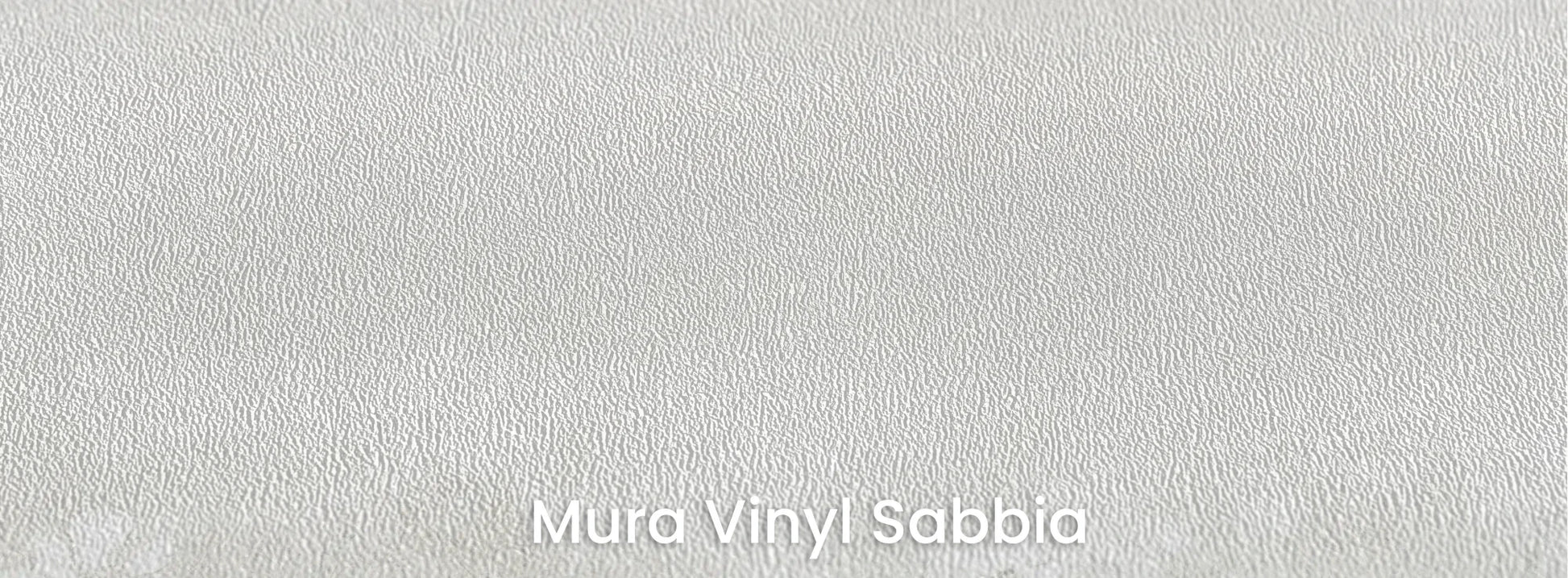 Zbliżenie na fototapetę PEARL MEADOW - tapeta z mglistą łąką w stonowanych beżach na podłożu o strukturze ziarna piasku.