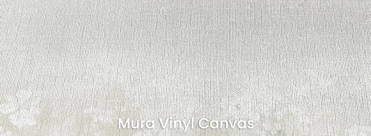 Zbliżenie na fototapetę PEARL MEADOW - tapeta z mglistą łąką w stonowanych beżach na podłożu o fakturze płótna.