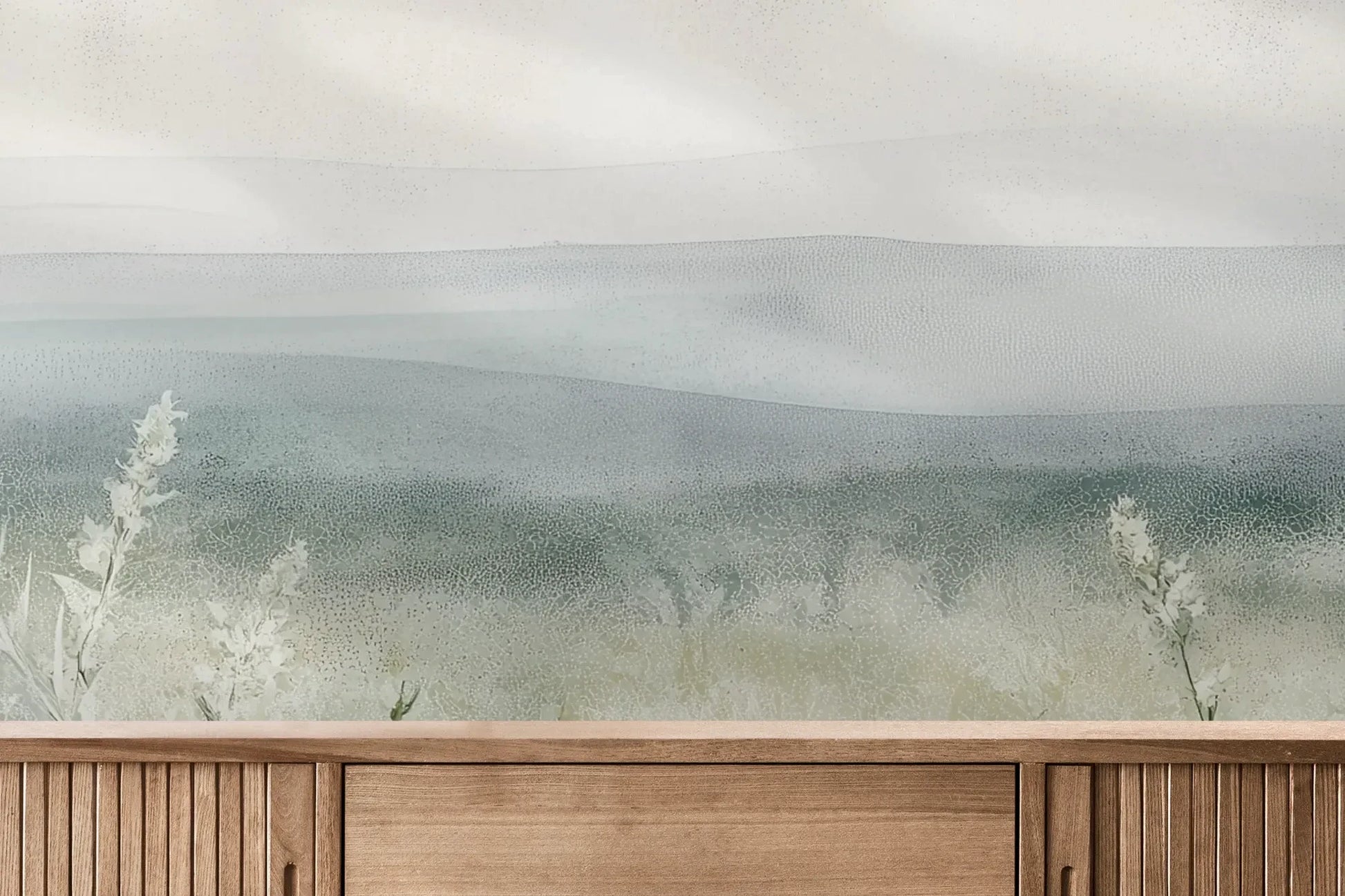 Fototapeta SILENT WILDFLOWERS - tapeta z polaną w delikatnej mgle pokazana w aranżacji wnętrza z akcentem na ścianie.