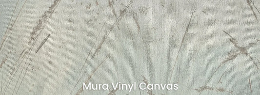 Zbliżenie na fototapetę SILVER WHISPERS - tapeta z mglistymi trawami o świcie na podłożu o fakturze płótna.