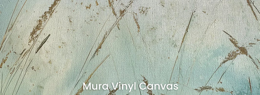 Zbliżenie na fototapetę AZURE SYMPHONY - tapeta z mglistymi trawami na błękitnym tle na podłożu o fakturze płótna.