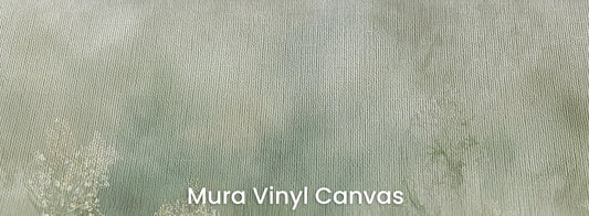 Zbliżenie na fototapetę FROST BLOSSOM VISTA - tapeta z mglistą łąką kwiatów na podłożu o fakturze płótna.