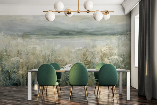 Fototapeta PALE WILDSCAPE - tapeta z łąką w delikatnej mgle pokazana w aranżacji jadalni.