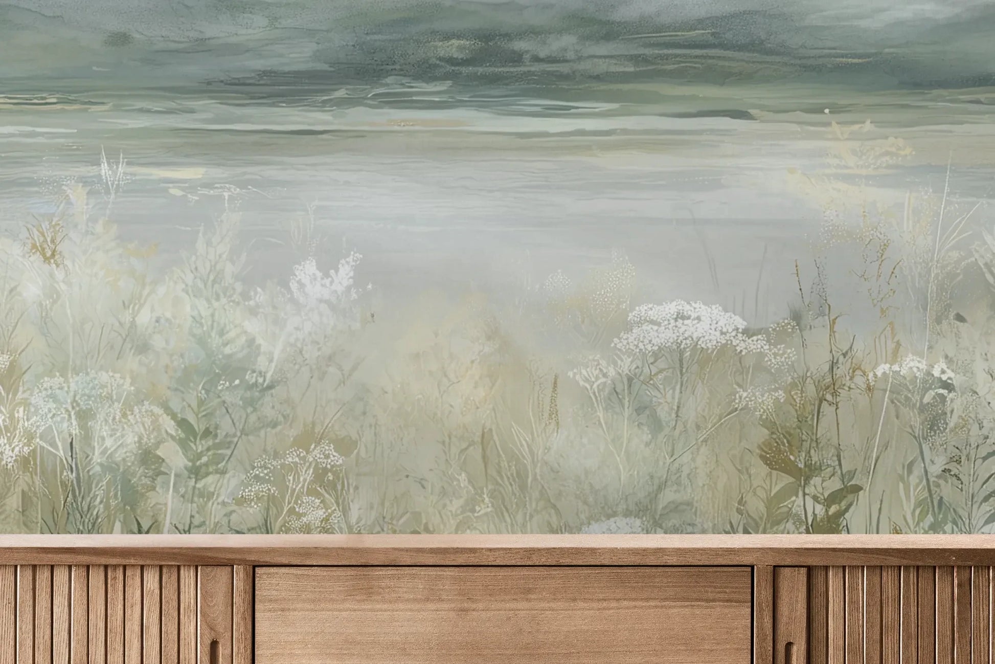 Fototapeta PALE WILDSCAPE - tapeta z łąką w delikatnej mgle pokazana w aranżacji wnętrza z akcentem na ścianie.