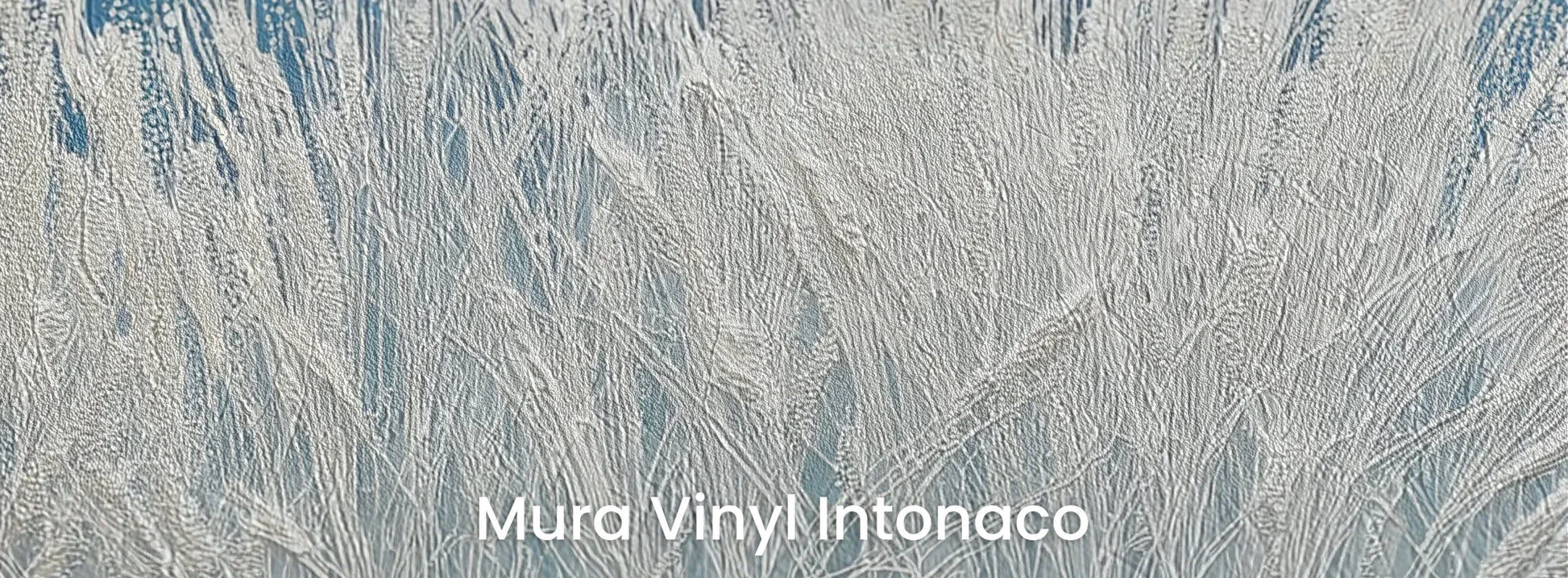 Zbliżenie na fototapetę GLACIAL STEMS - tapeta z mroźnymi źdźbłami trawy na podłożu o strukturze tartego tynku.