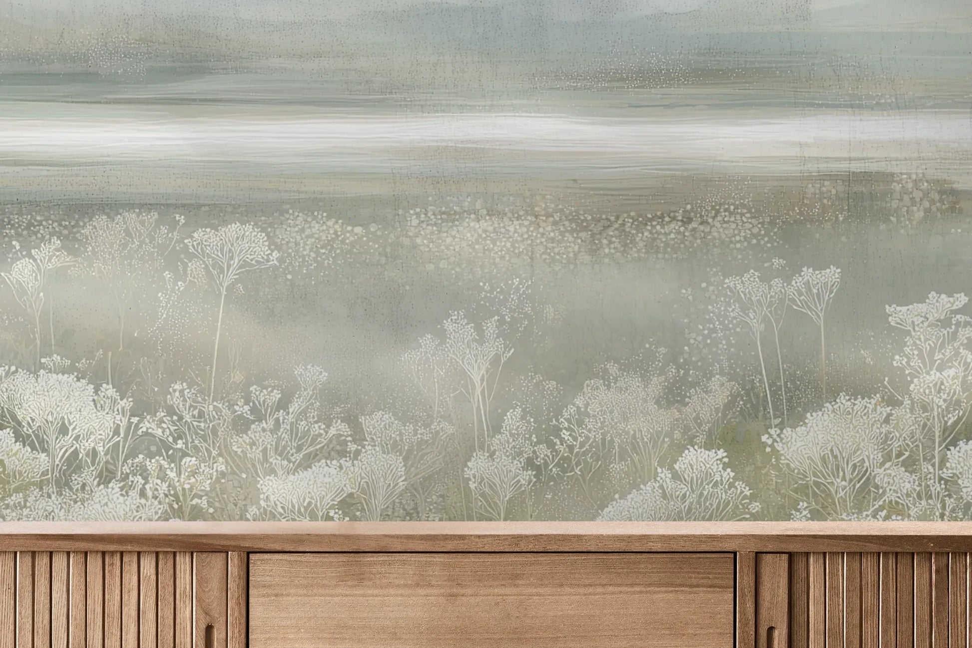 Fototapeta SILVER WILDFLOWERS - tapeta z mglistą łąką pokazana w aranżacji wnętrza z akcentem na ścianie.