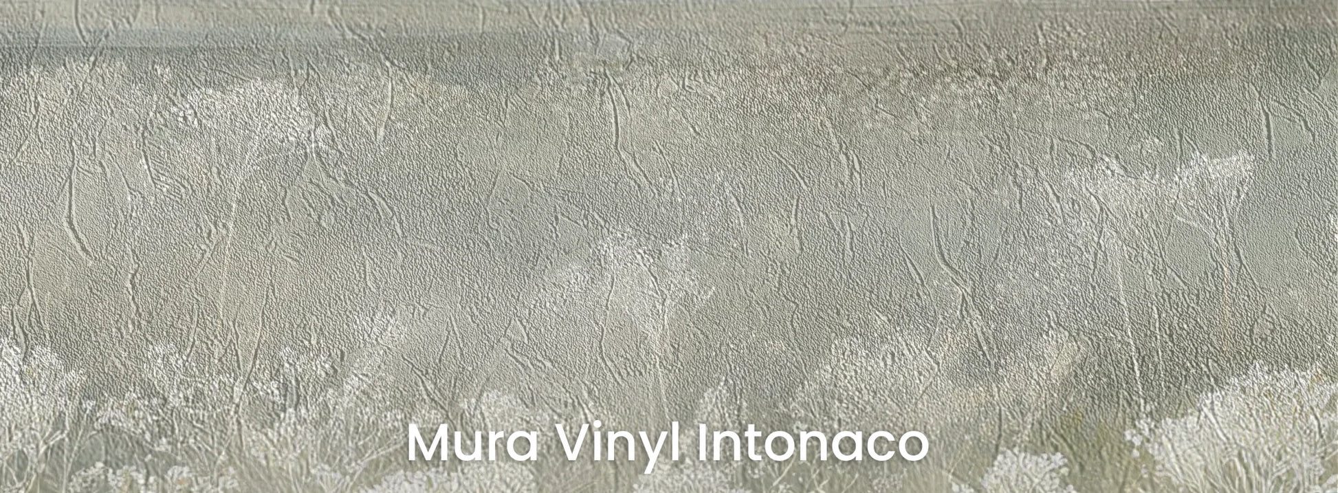 Zbliżenie na fototapetę SILVER WILDFLOWERS - tapeta z mglistą łąką na podłożu o strukturze tartego tynku.