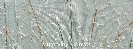 Zbliżenie na fototapetę CRYSTAL MEADOW - tapeta z mglistymi źdźbłami trawy na podłożu o fakturze płótna.