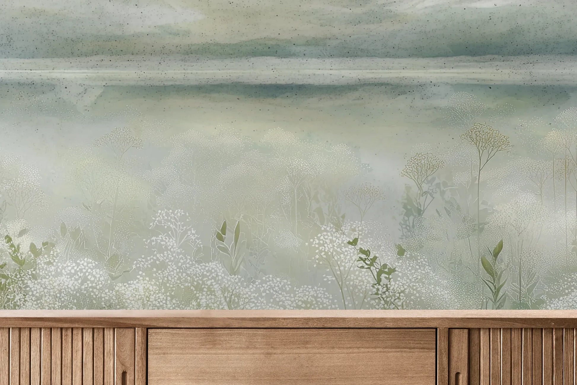 Fototapeta HORIZON REVERIE - tapeta z delikatną łąką w porannej mgle pokazana w aranżacji wnętrza z akcentem na ścianie.
