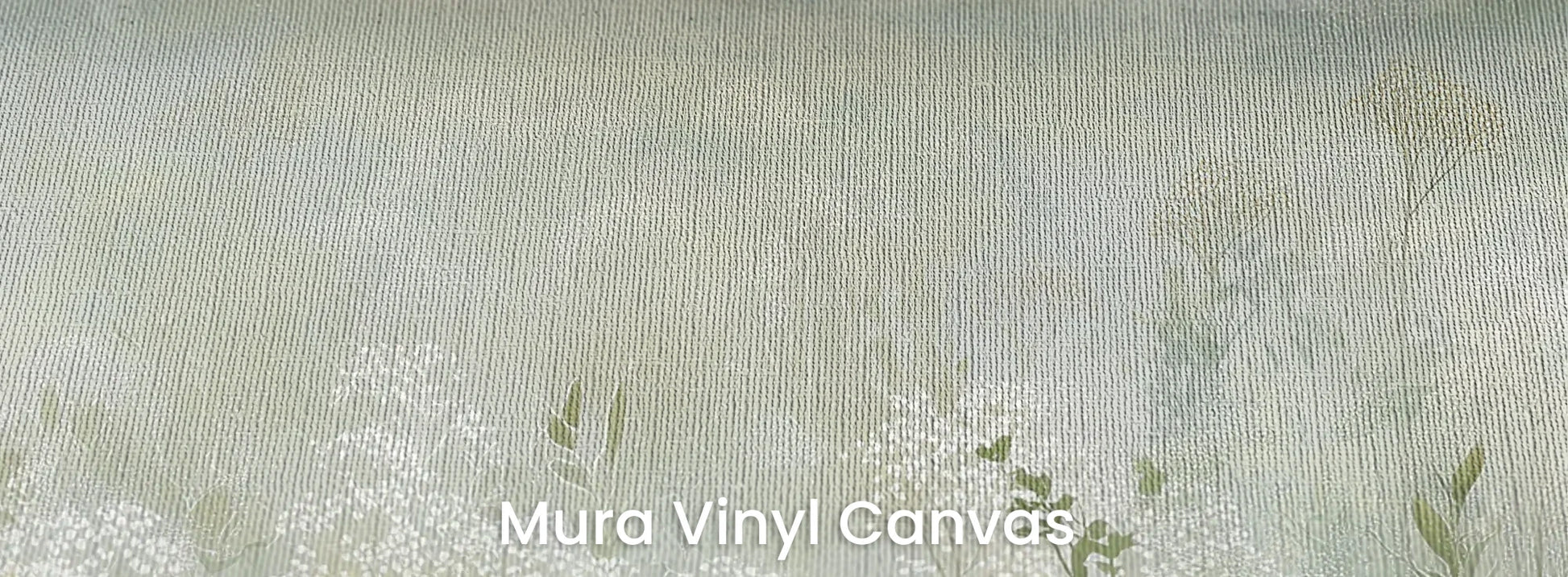 Zbliżenie na fototapetę HORIZON REVERIE - tapeta z delikatną łąką w porannej mgle na podłożu o fakturze płótna.