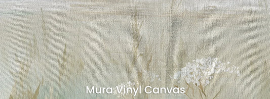 Zbliżenie na fototapetę OPALESCENT WILDFIELDS - tapeta z miękkimi akcentami łąki na podłożu o fakturze płótna.