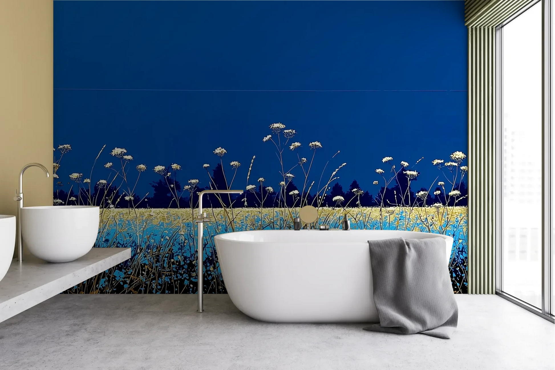 Wzór fototapety SAPPHIRE HORIZON - tapeta z lazurową łąką i białymi kwiatami pokazanej w aranżacji łazienki.