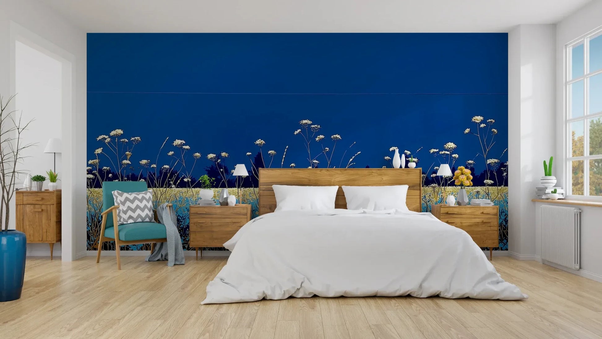 Wzór fototapety SAPPHIRE HORIZON - tapeta z lazurową łąką i białymi kwiatami pokazanej w aranżacji sypialni.