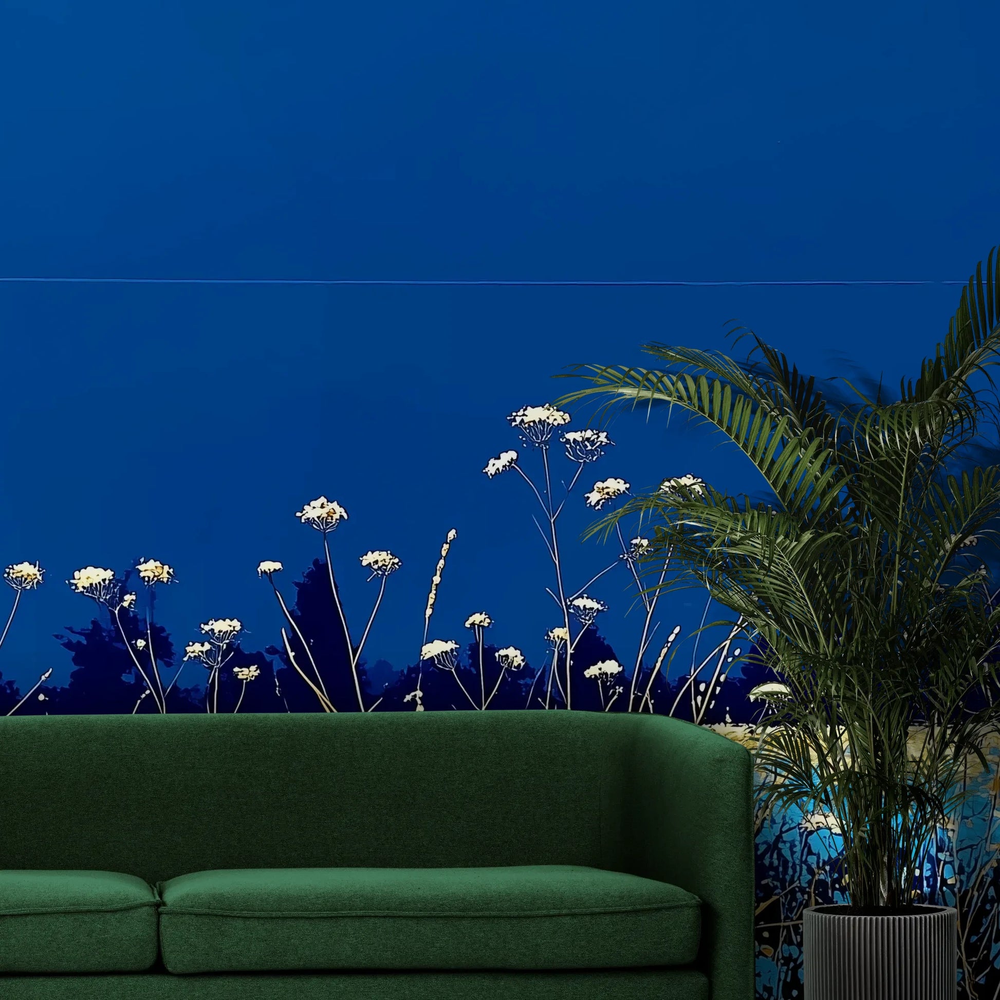 Fototapeta SAPPHIRE HORIZON - tapeta z lazurową łąką i białymi kwiatami pokazana w aranżacji wnętrza z akcentem na ścianie.