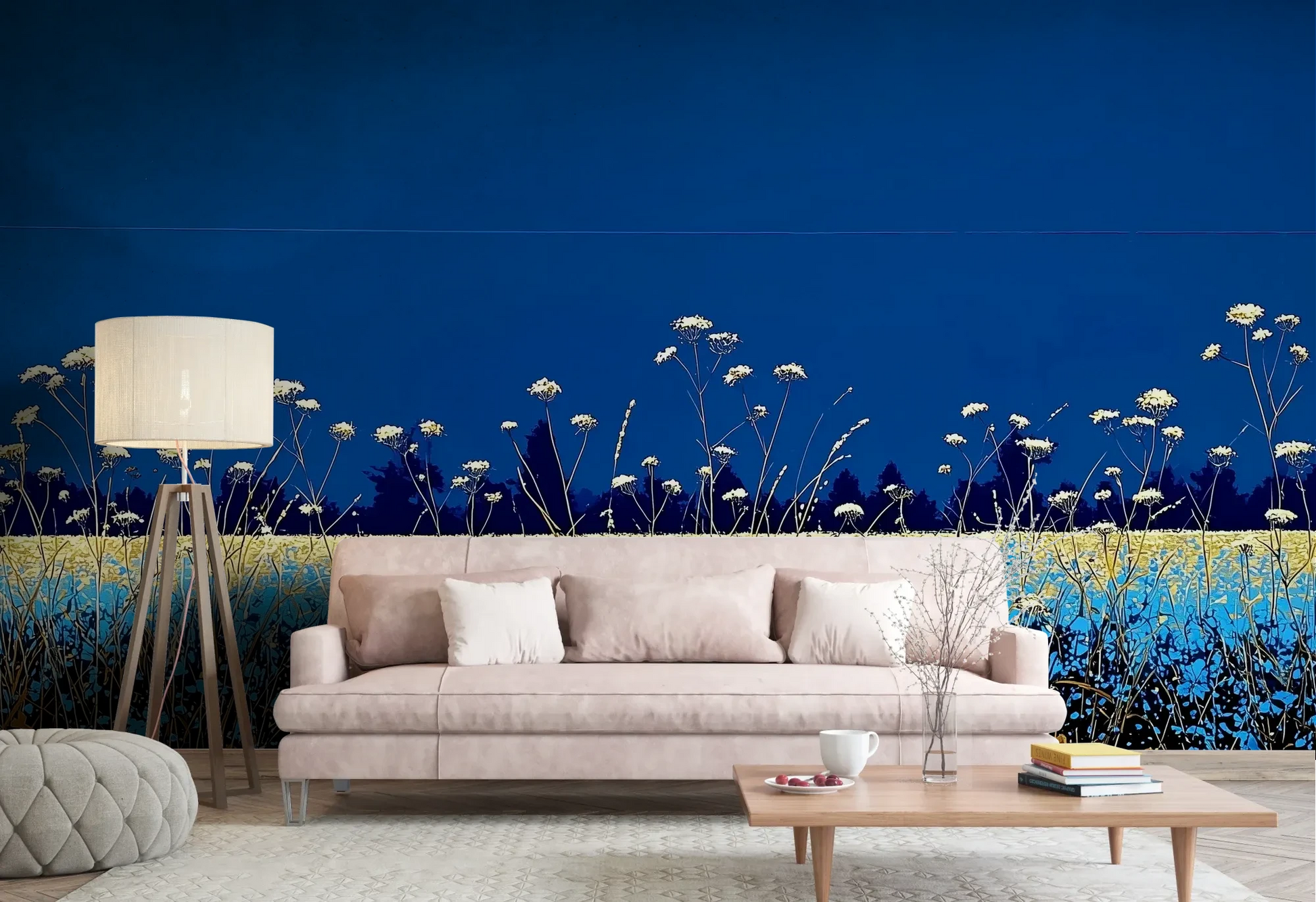 Wzór fototapety SAPPHIRE HORIZON - tapeta z lazurową łąką i białymi kwiatami pokazanej w aranżacji salonu.
