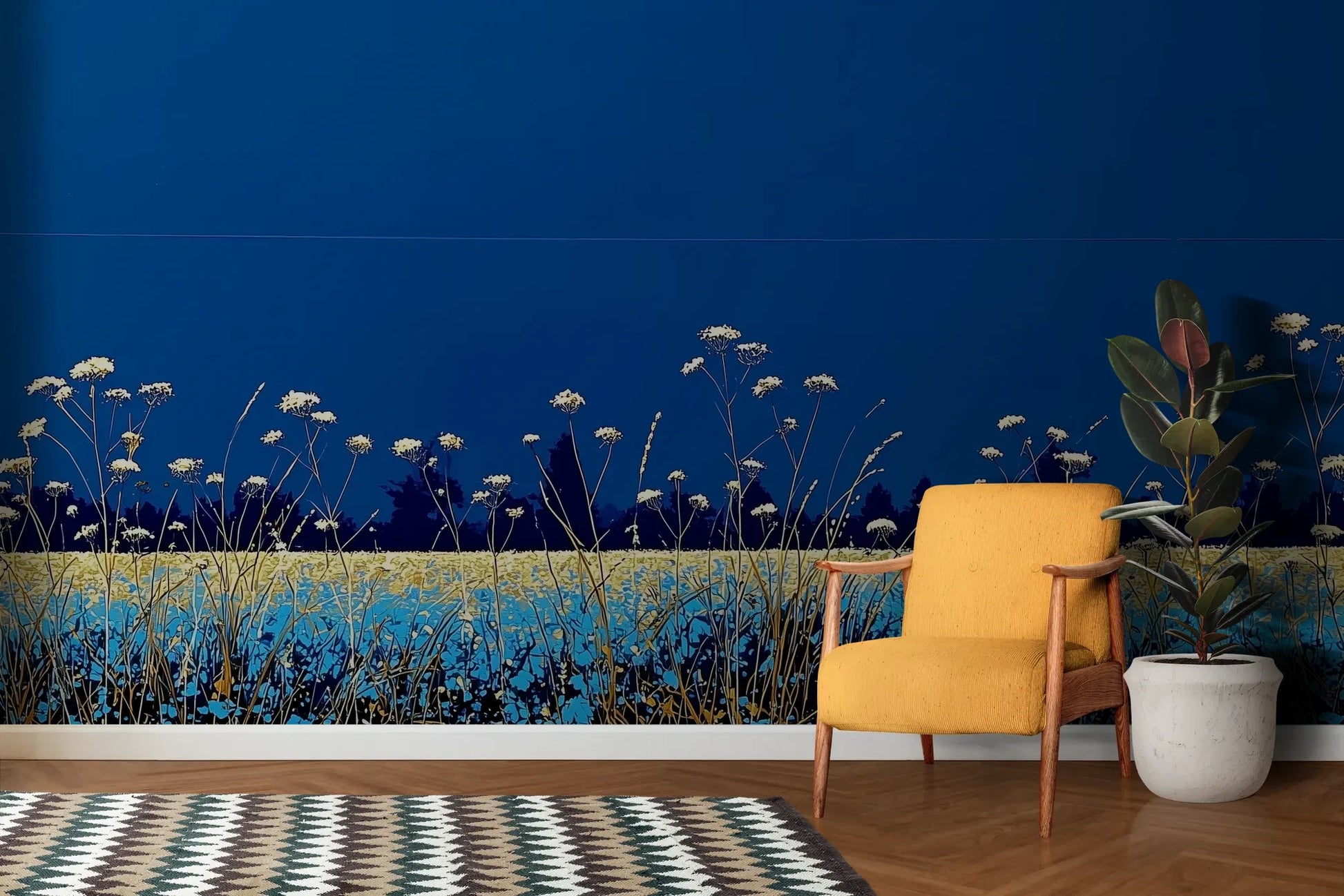 Wzór fototapety SAPPHIRE HORIZON - tapeta z lazurową łąką i białymi kwiatami pokazanej w aranżacji salonu.