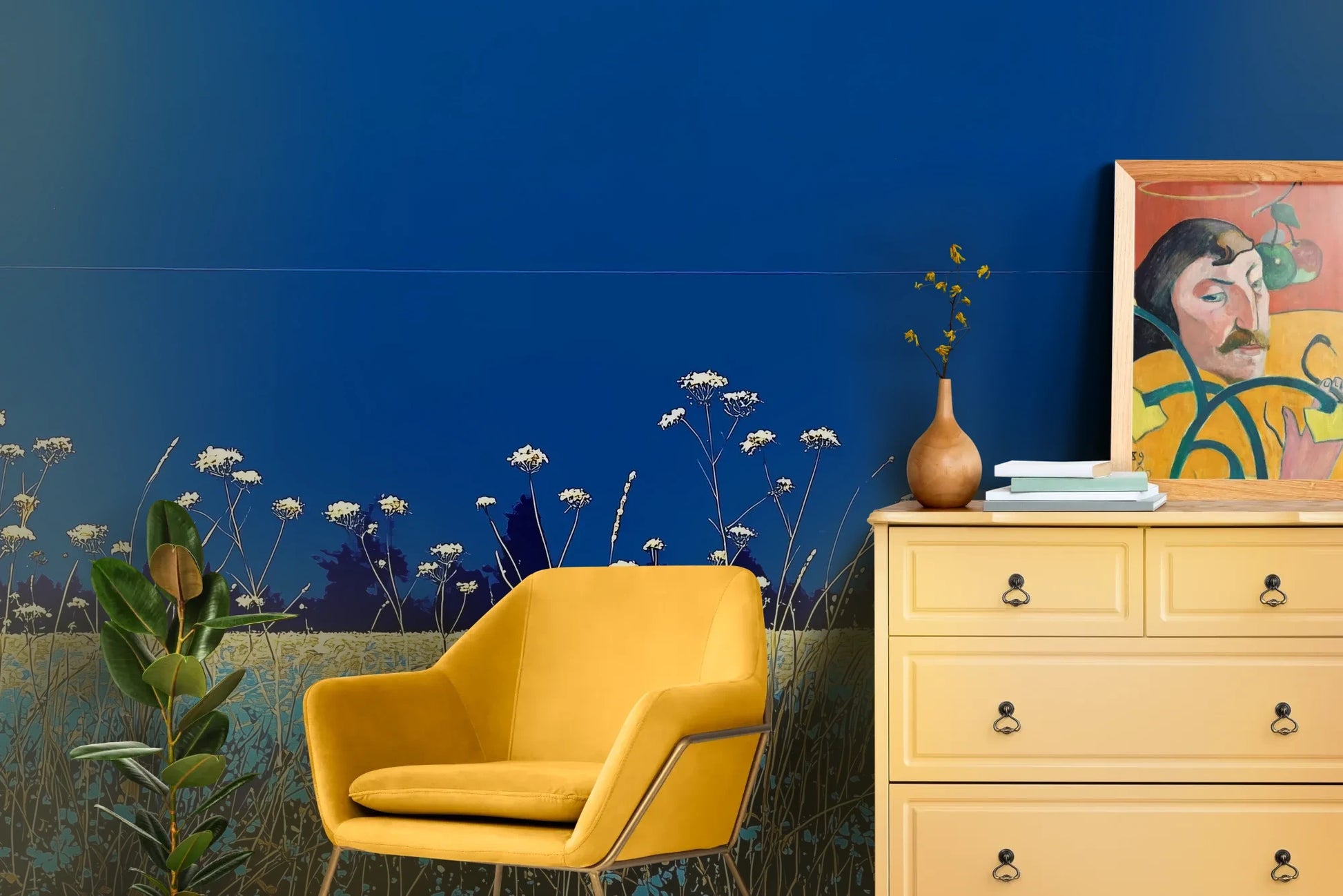 Wzór fototapety SAPPHIRE HORIZON - tapeta z lazurową łąką i białymi kwiatami pokazanej w aranżacji salonu.