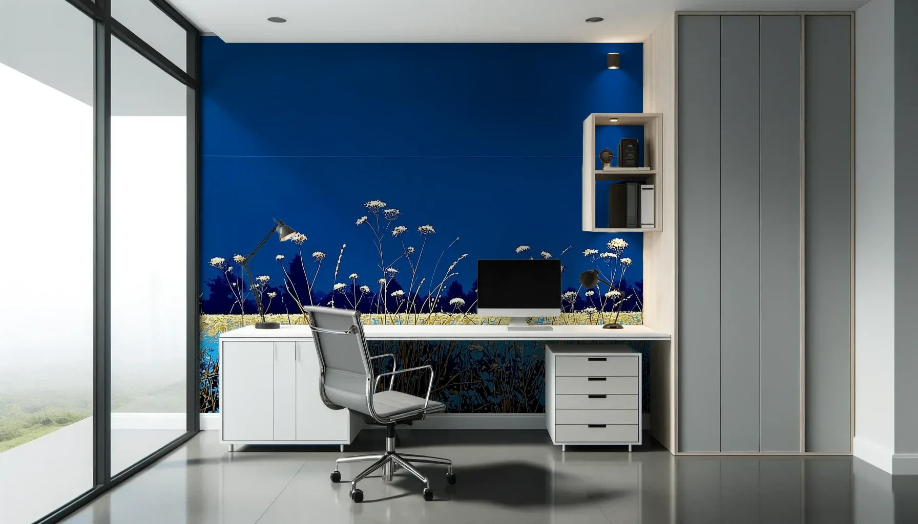 Fototapeta SAPPHIRE HORIZON - tapeta z lazurową łąką i białymi kwiatami pokazana w aranżacji biura.