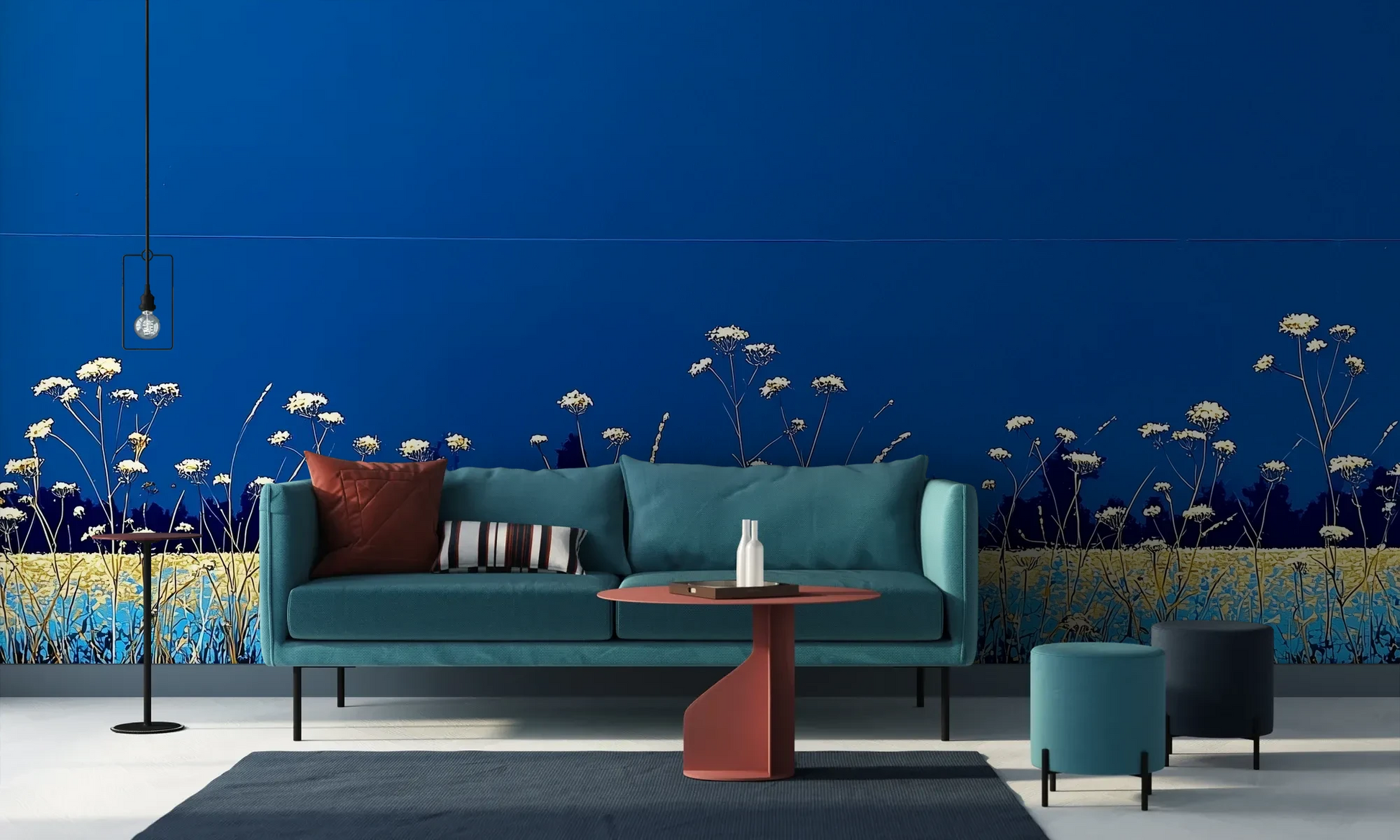 Wzór fototapety SAPPHIRE HORIZON - tapeta z lazurową łąką i białymi kwiatami pokazanej w aranżacji salonu.