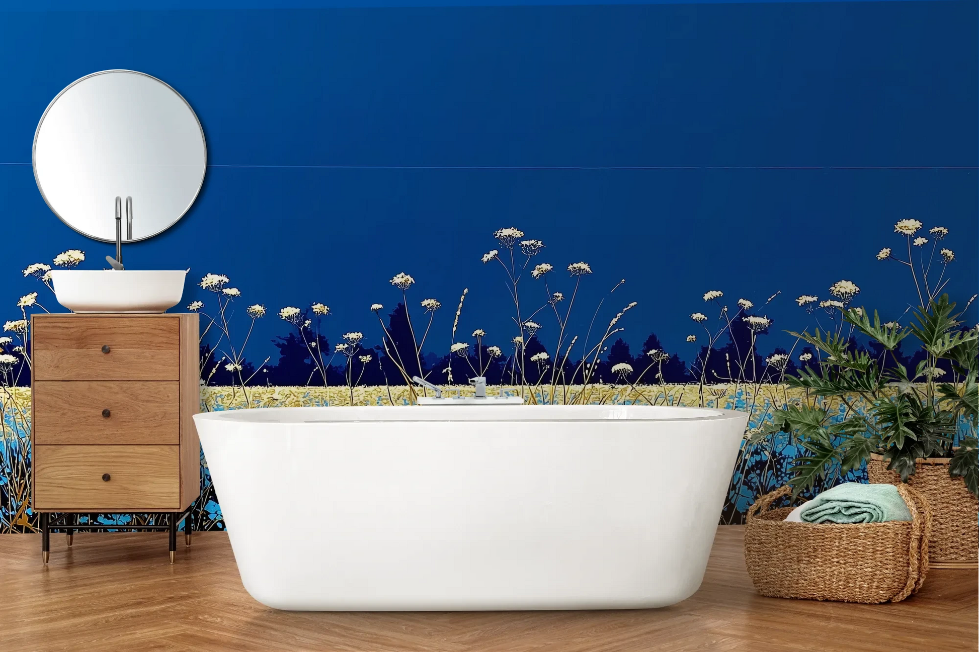 Wzór fototapety SAPPHIRE HORIZON - tapeta z lazurową łąką i białymi kwiatami pokazanej w aranżacji łazienki.