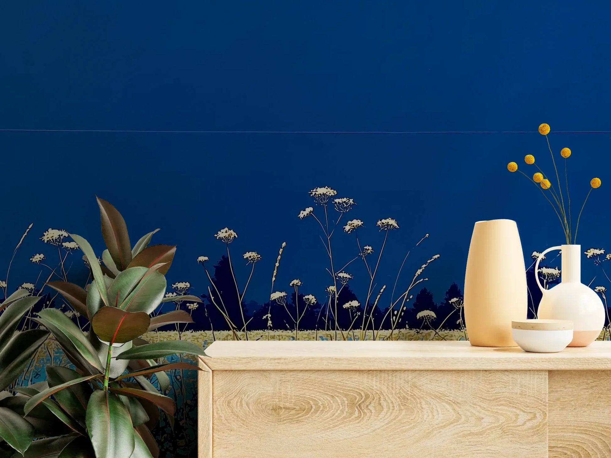 Fototapeta SAPPHIRE HORIZON - tapeta z lazurową łąką i białymi kwiatami pokazana w aranżacji wnętrza z akcentem na ścianie.
