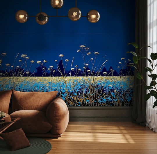 Fototapeta SAPPHIRE HORIZON - tapeta z lazurową łąką i białymi kwiatami pokazana w aranżacji wnętrza z akcentem na ścianie.