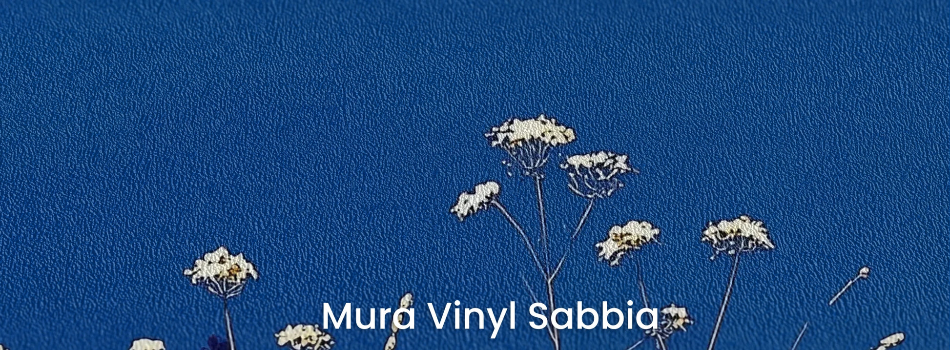 Zbliżenie na fototapetę SAPPHIRE HORIZON - tapeta z lazurową łąką i białymi kwiatami na podłożu o strukturze ziarna piasku.