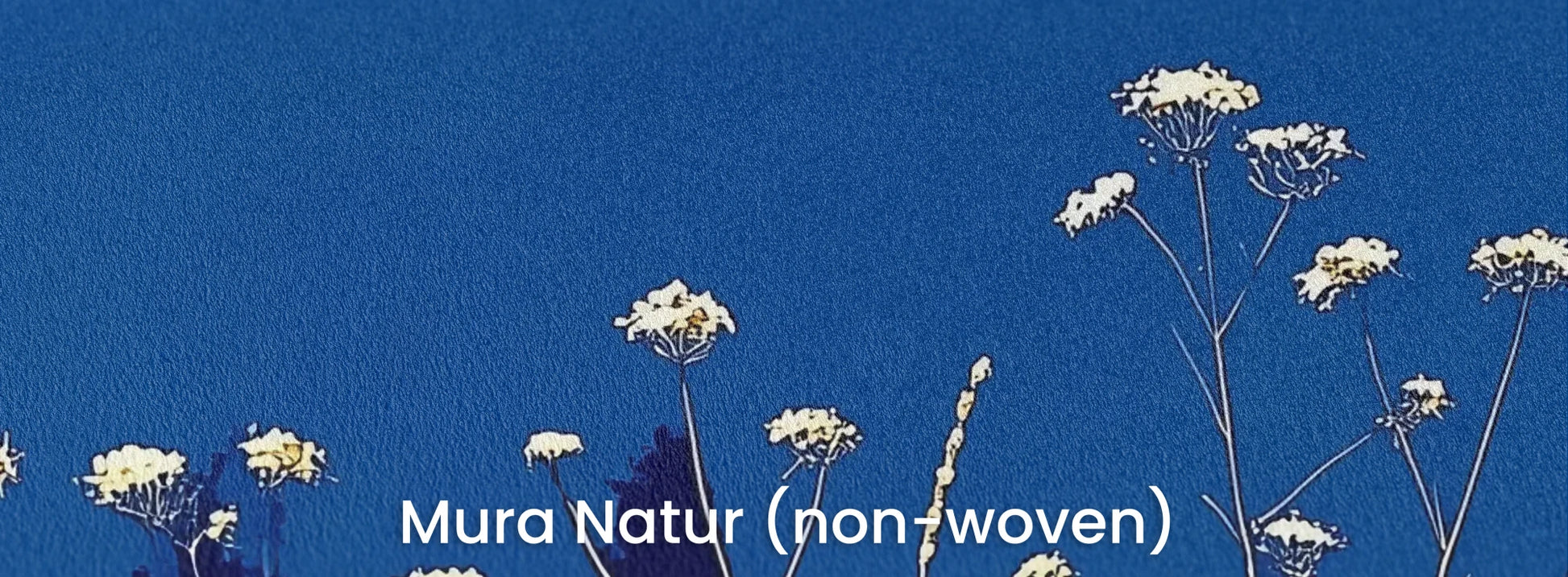 Zbliżenie na fototapetę SAPPHIRE HORIZON - tapeta z lazurową łąką i białymi kwiatami na naturalnym podłożu ekologicznym.