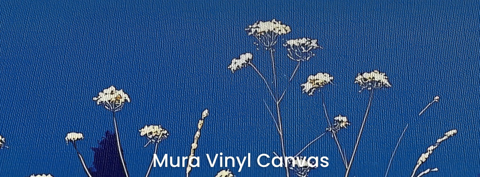 Zbliżenie na fototapetę SAPPHIRE HORIZON - tapeta z lazurową łąką i białymi kwiatami na podłożu o fakturze płótna.