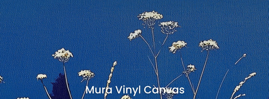 Zbliżenie na fototapetę SAPPHIRE HORIZON - tapeta z lazurową łąką i białymi kwiatami na podłożu o fakturze płótna.