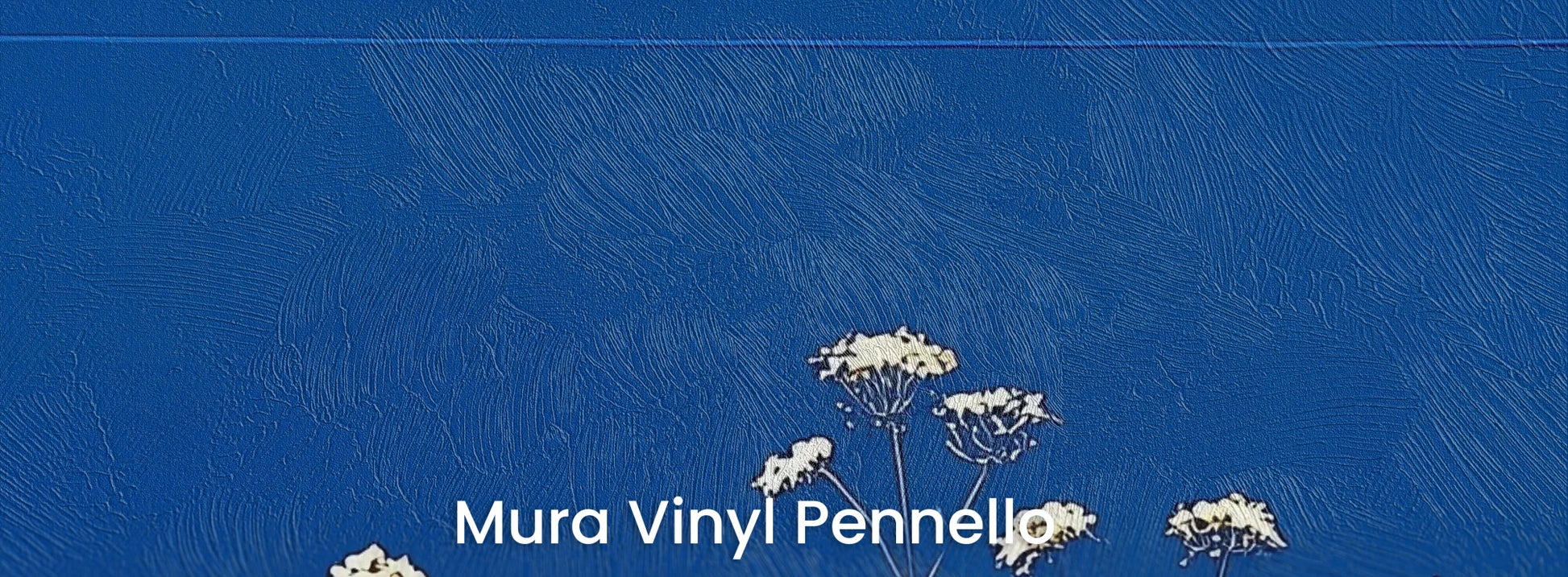 Zbliżenie na fototapetę SAPPHIRE HORIZON - tapeta z lazurową łąką i białymi kwiatami na podłożu o fakturze pociągnięć pędzla.