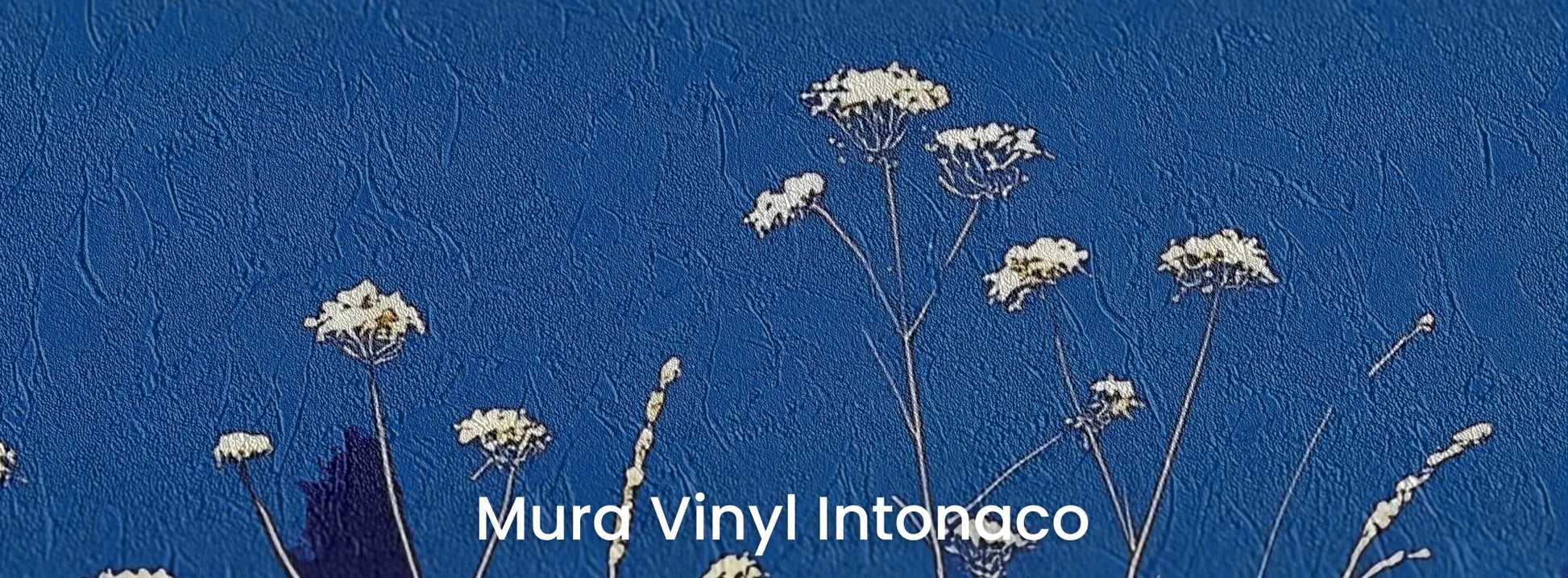 Zbliżenie na fototapetę SAPPHIRE HORIZON - tapeta z lazurową łąką i białymi kwiatami na podłożu o strukturze tartego tynku.