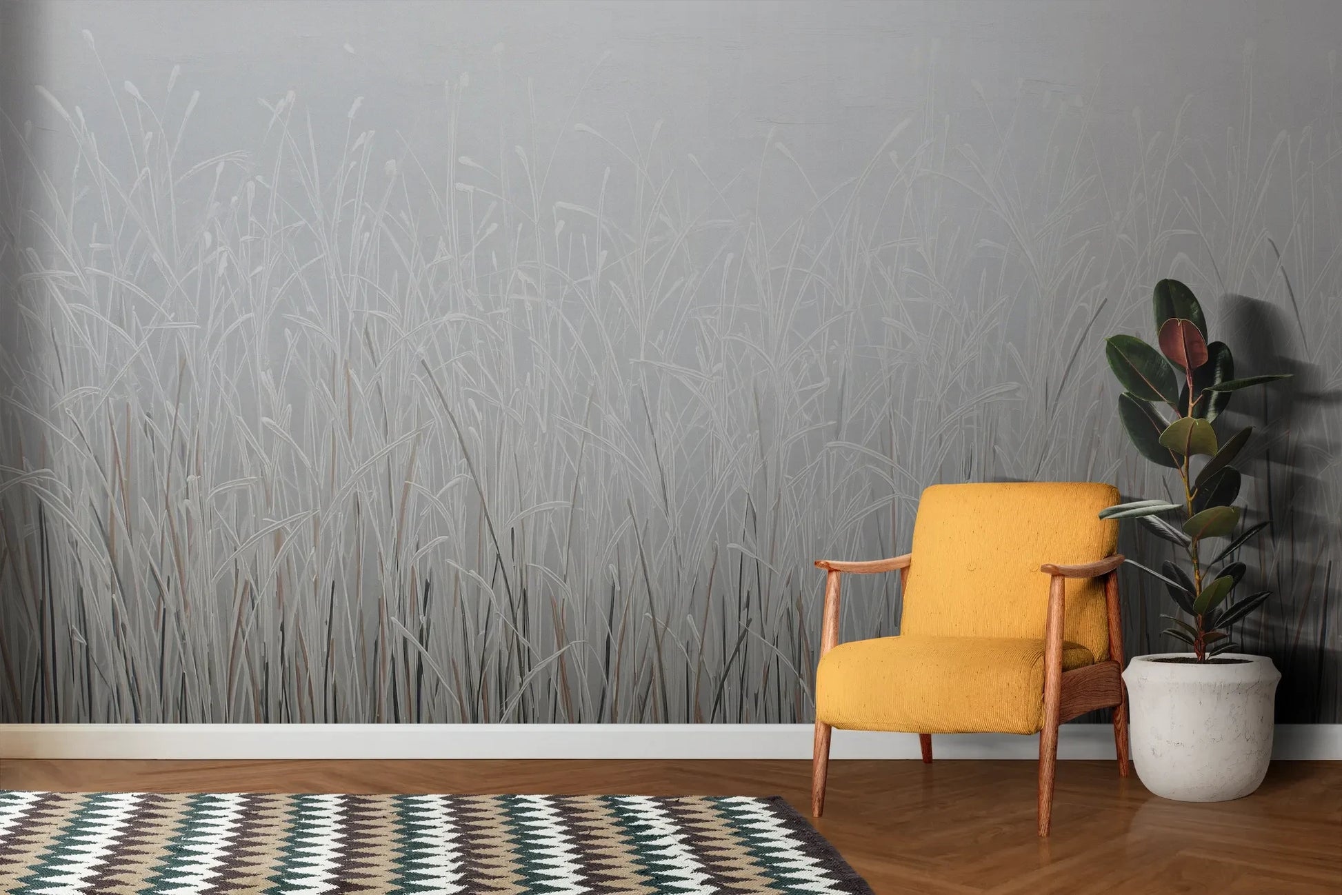 Wzór fototapety FROSTBOUND SERENITY - tapeta z zimowymi trawami w szarej mgle pokazanej w aranżacji salonu.