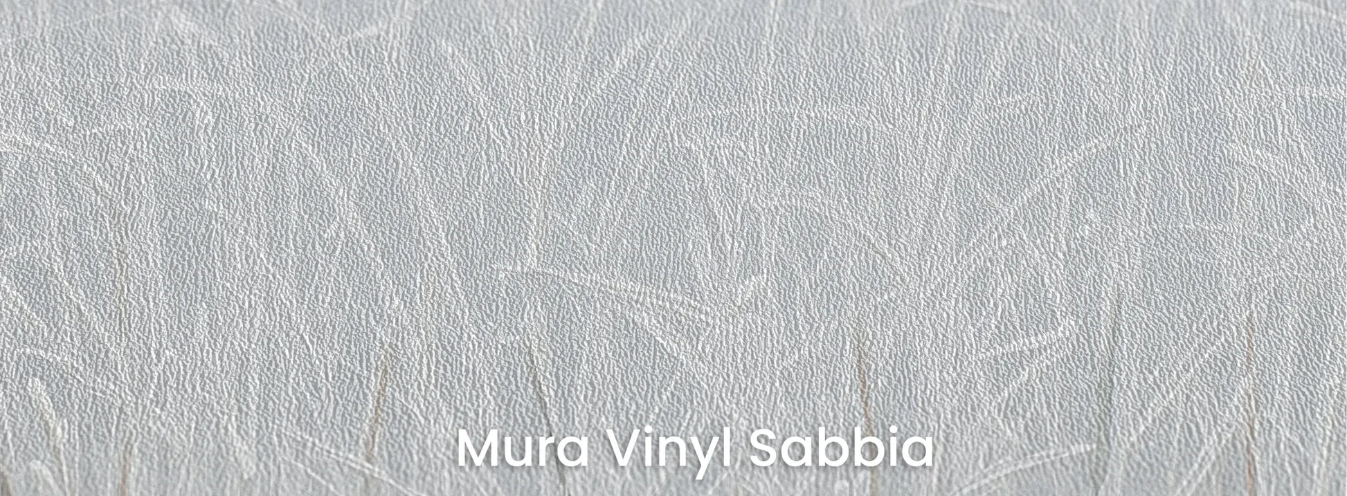 Zbliżenie na fototapetę FROSTBOUND SERENITY - tapeta z zimowymi trawami w szarej mgle na podłożu o strukturze ziarna piasku.