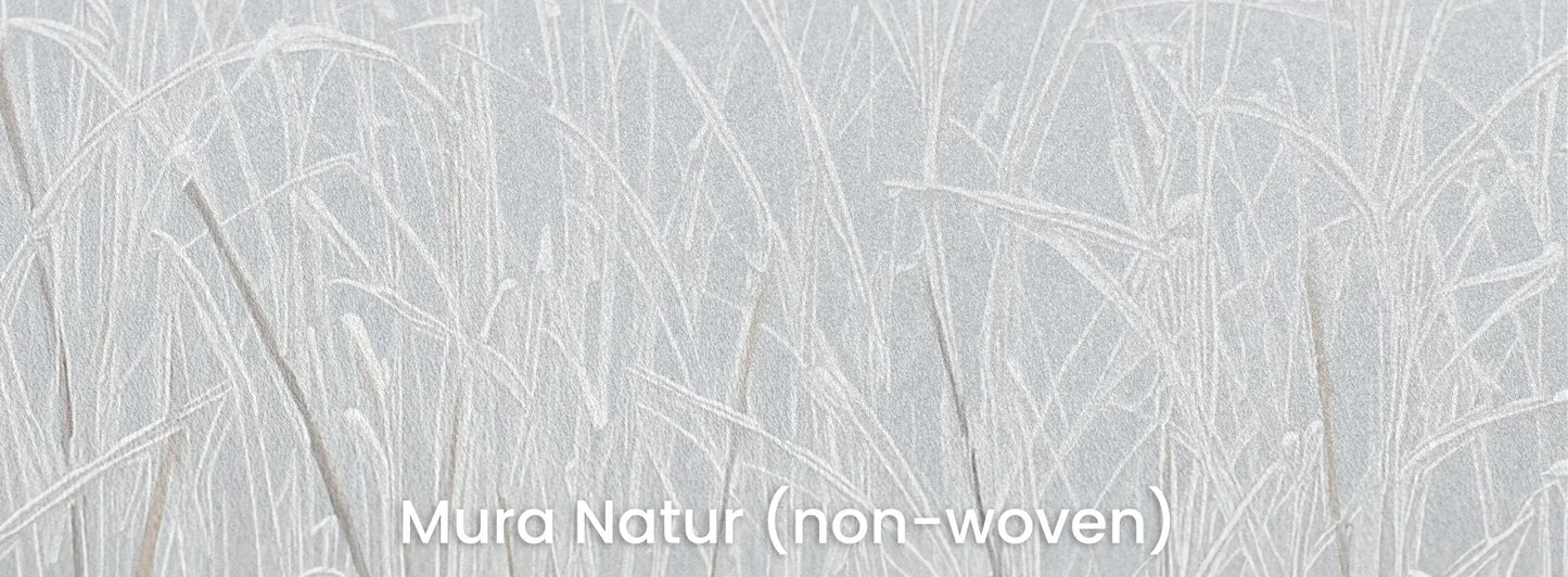 Zbliżenie na fototapetę FROSTBOUND SERENITY - tapeta z zimowymi trawami w szarej mgle na naturalnym podłożu ekologicznym.